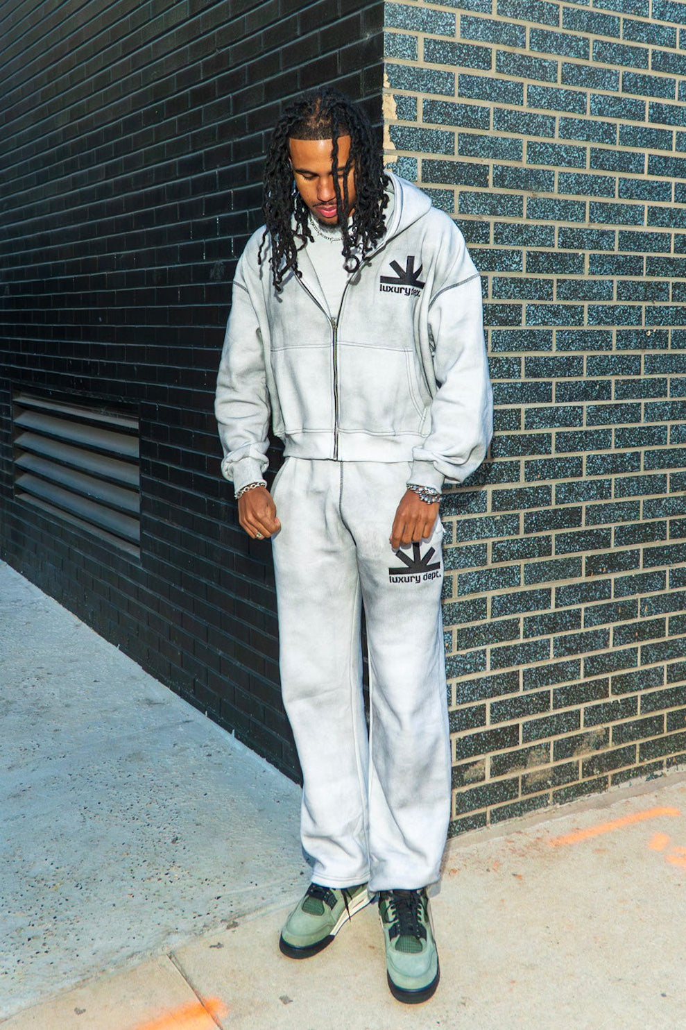 SMOKEY WHITE CONCRETE SET